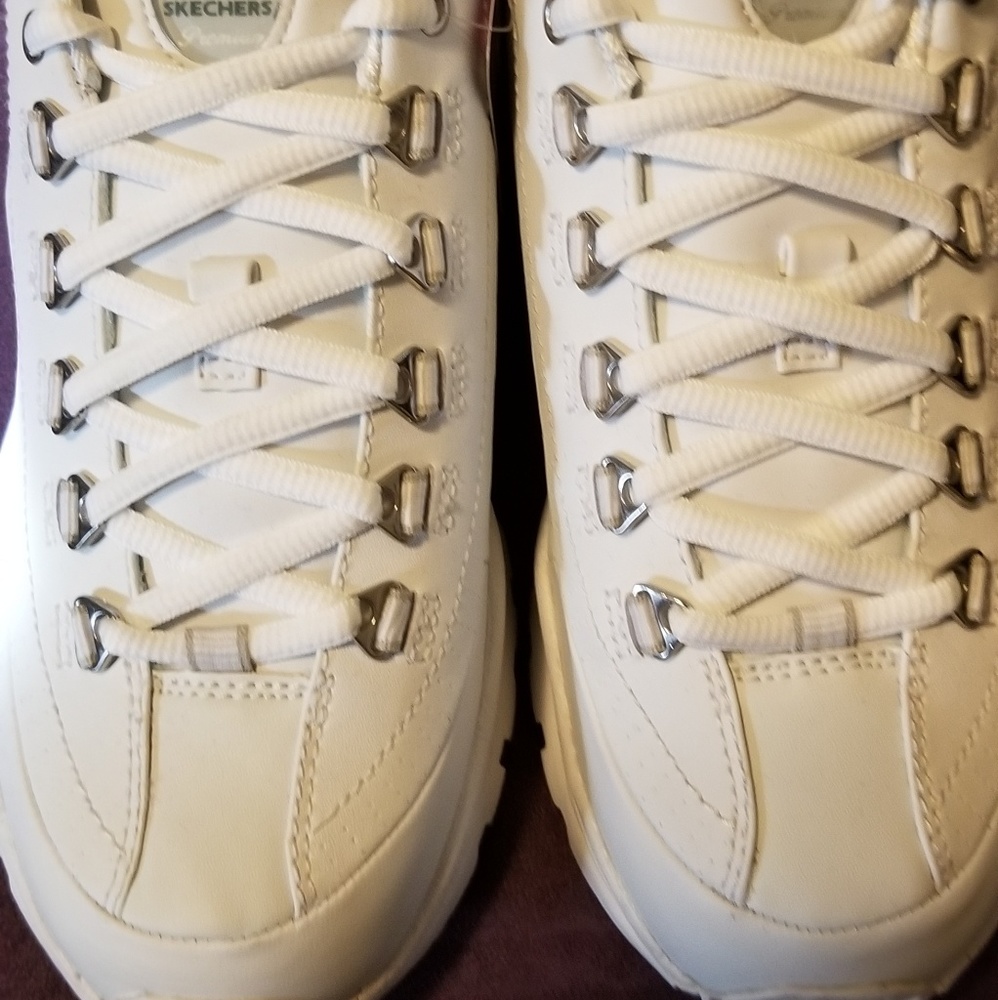 Tennis shoes